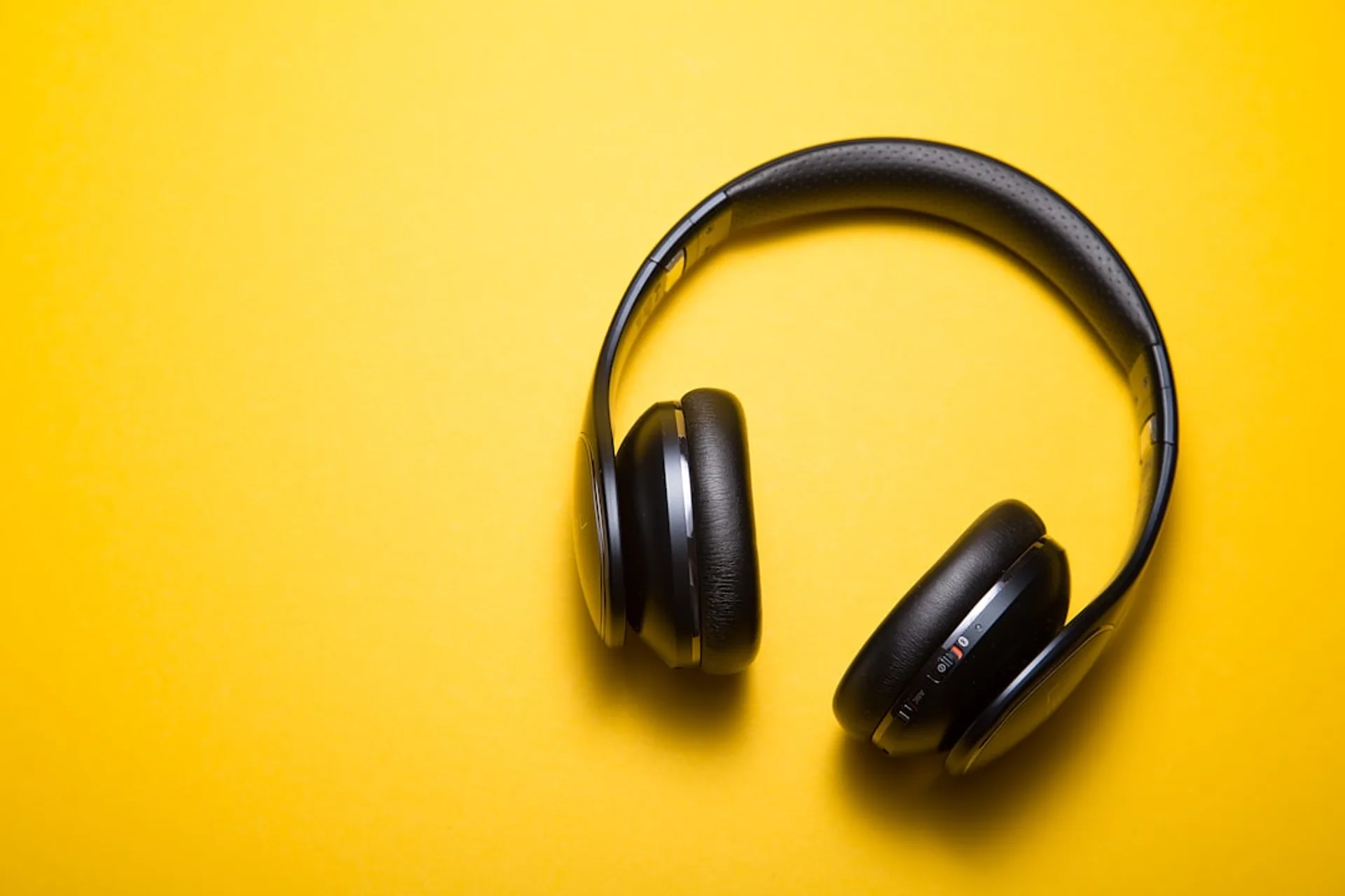 Tinnitus relief with sound therapy in a quiet room